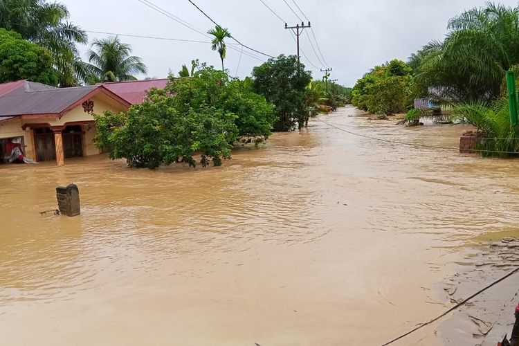 Banjir di Kecamatan Batangtoru, Kabupaten Tapanuli Selatan. Hingga, Rabu (26/11/2025) sedikitnya, 8 orang meninggal dunia akibat banjir dan longsor di Tapanuli Selatan, Sumatera Utara