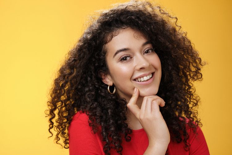 Anti Kusut! 6 Cara Merawat Rambut Keriting untuk Tampil Rapi