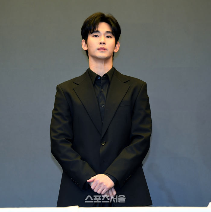 최근 불거진 사생활 논란에 대해 침묵을 지켜왔던 배우 김수현이 31일 서울 마포구 스탠포드 호텔에서 기자회견을 하고 있다. 최승섭기자 thunder@sportsseoul.com