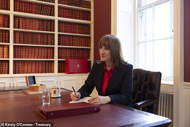 Los mercados financieros están en crisis tras el fiasco de la filtración del presupuesto que provoca altibajos en la libra y los bonos del Estado.