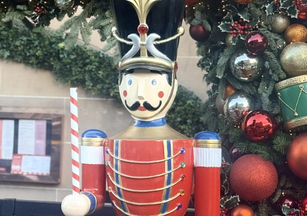 ‘Grinch’ thief steals eight-foot Christmas Nutcracker statue from ...