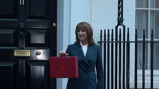 'Are you the Grinch?': Rachel Reeves leaves Number 11 for the Budget ...