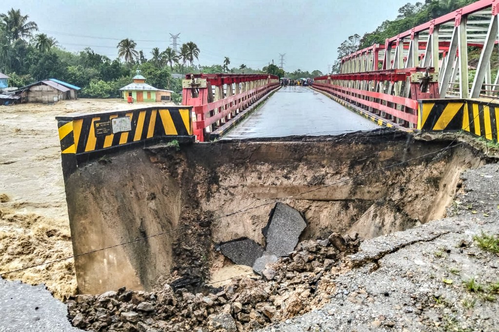 At least 10 people dead after flash floods flatten villages and cut off ...