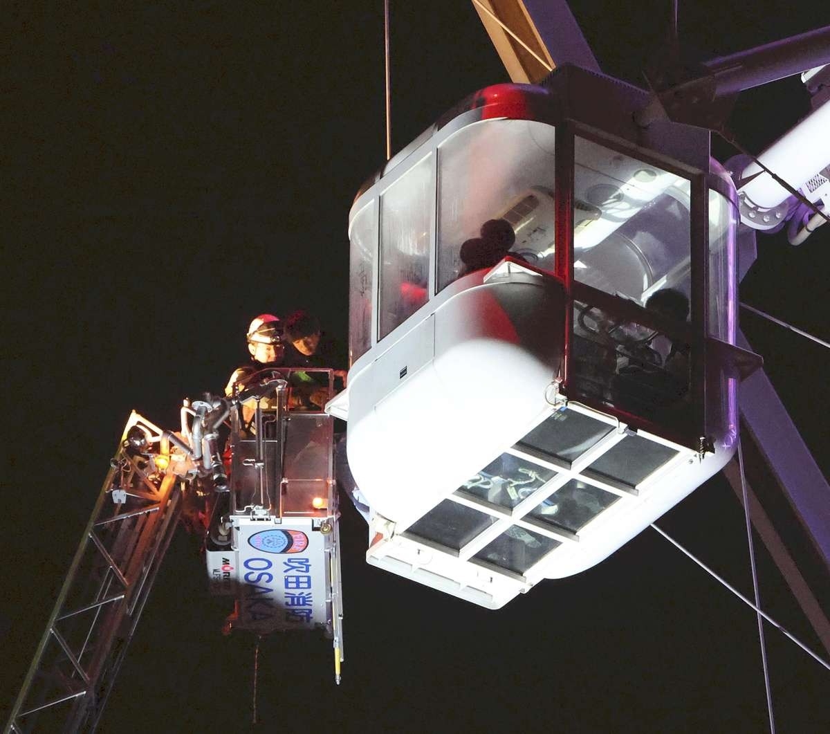 Khách mắc kẹt 9 giờ trên không vì sét đánh trúng vòng đu quay