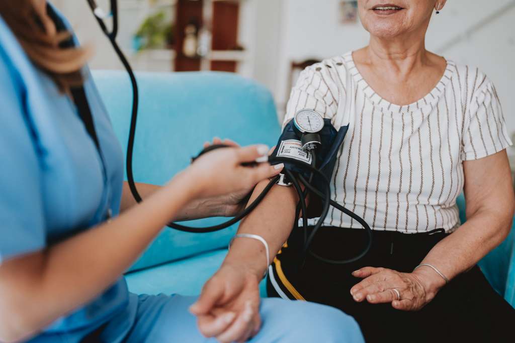 Les substituts de sel sont rarement utilisés et pourtant, ils contribuent à faire baisser la tension artérielle, celle-ci pouvant entraîner des complications graves telles qu'un infarctus ou un AVC. © Andreswd, iStock