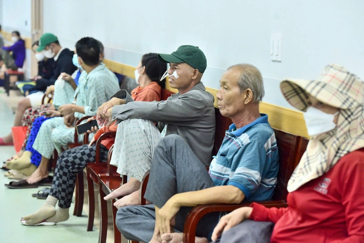 Người cao tuổi đóng BHYT cho 2026 trước thời điểm miễn phí: Quyền lợi có bị mất?