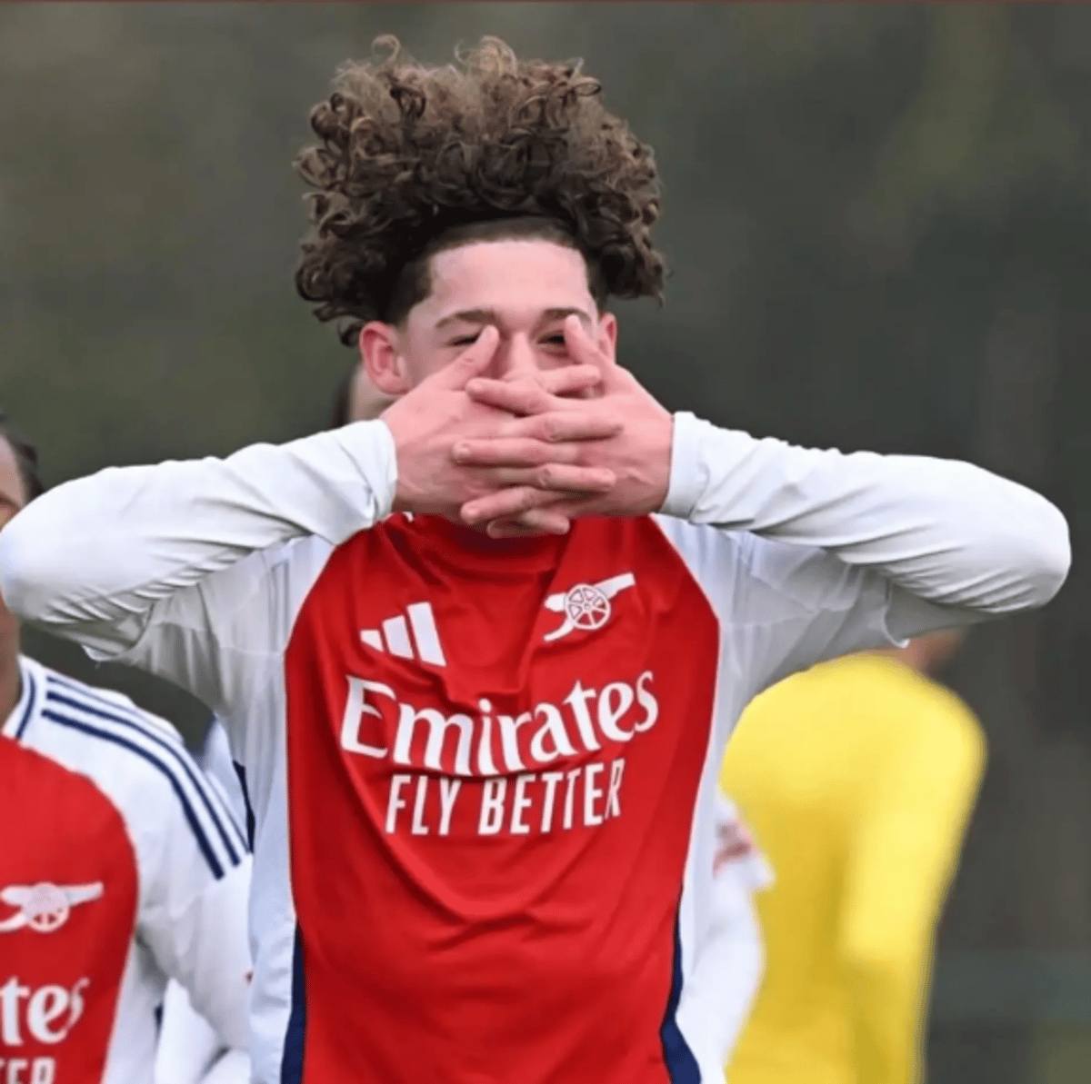El Arsenal ficha a un joven de 13 años para la Liga Juvenil antes de su posible debut