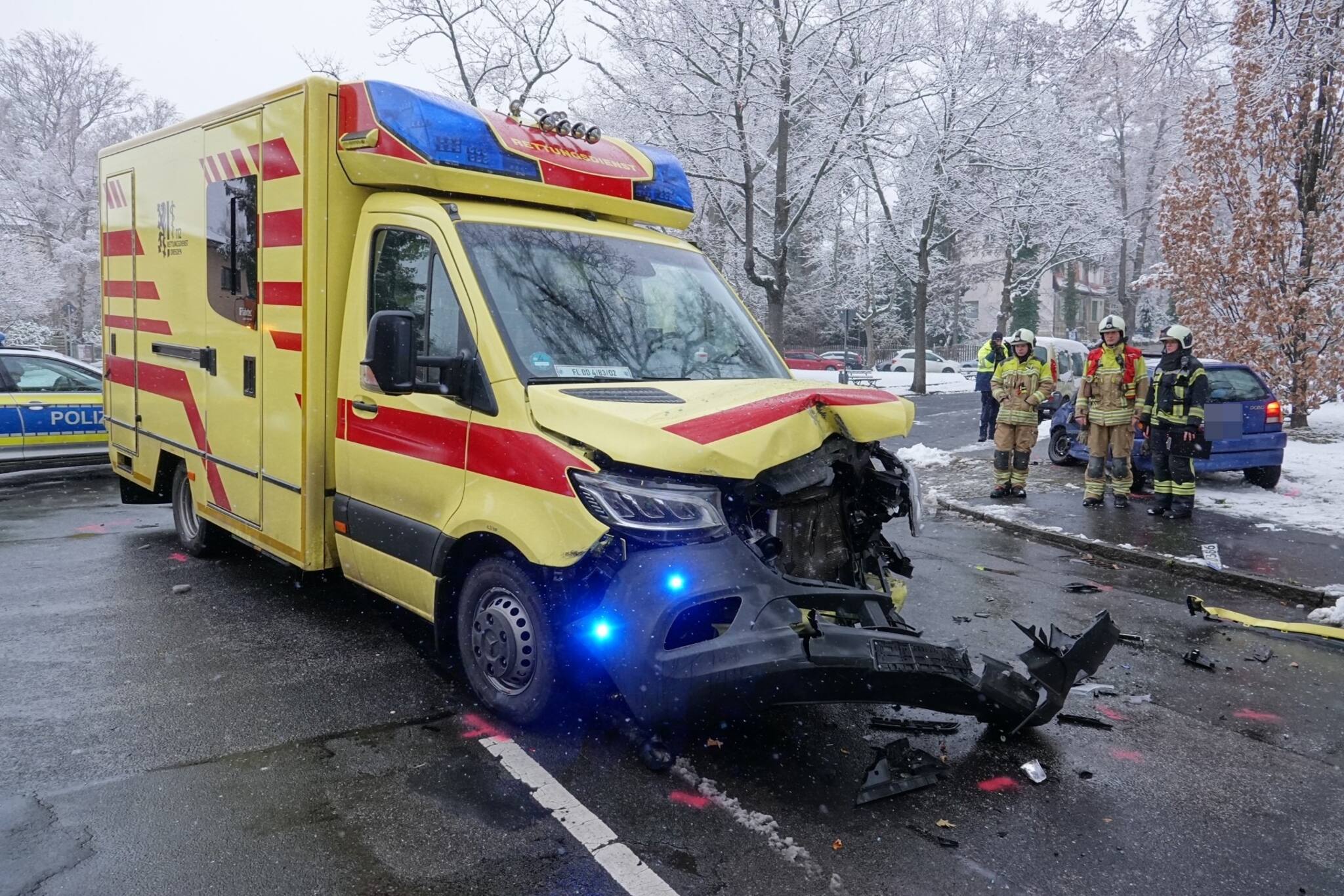 Elegantes Unfalle Mit Rettungswagen Bildernull