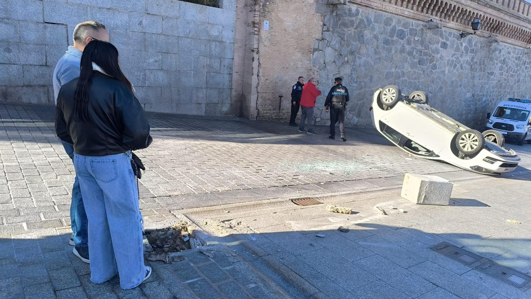 Una conductora pierde el control de su coche junto al Alcázar de Toledo ...