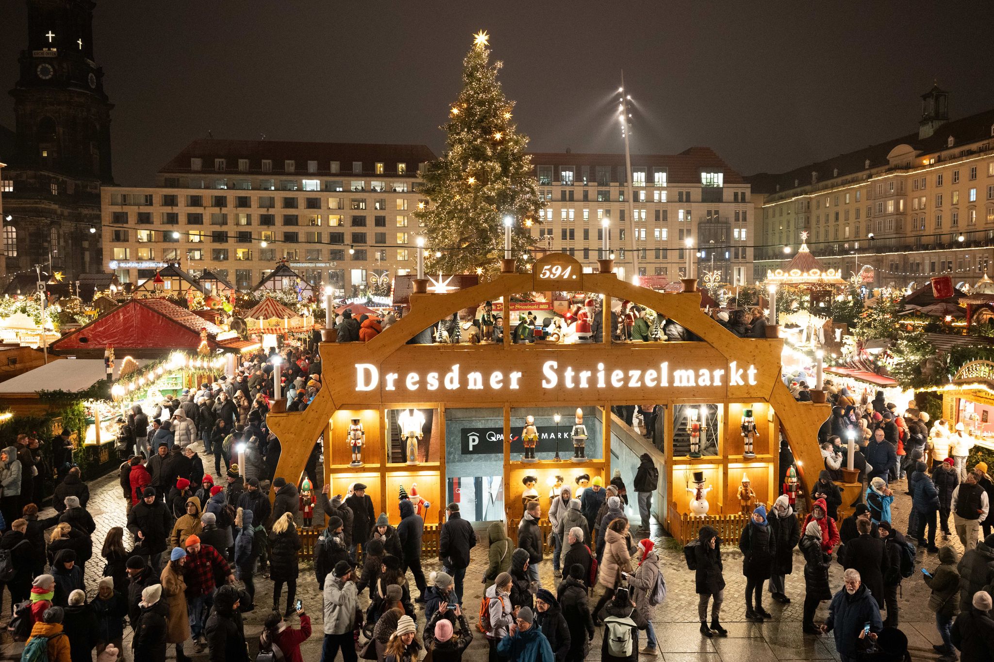 Dresdner Striezelmarkt zum 591. Mal eröffnet