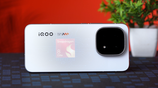 iQOO 15 OriginOS home screen and UI elements