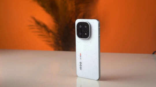 iQOO 15 6.85 inch 144Hz display with minimal bezels