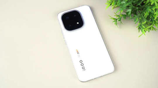 iQOO 15 battery and charging graphic