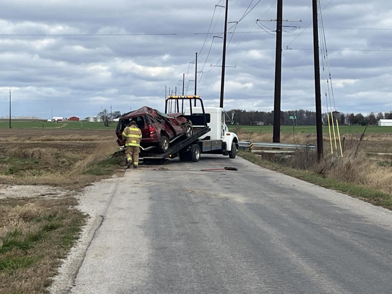 2 hurt in rollover crash in Gibson Co.