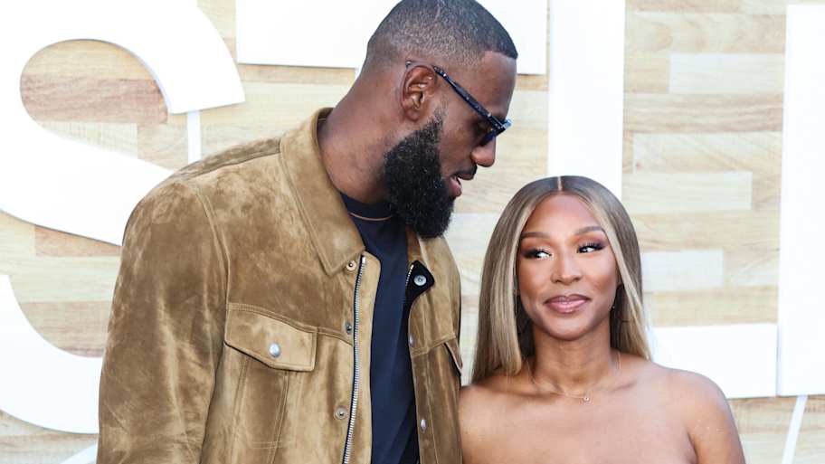 LeBron James’ wife Savannah turns heads in Lakers ‘mama’ fit watching ...