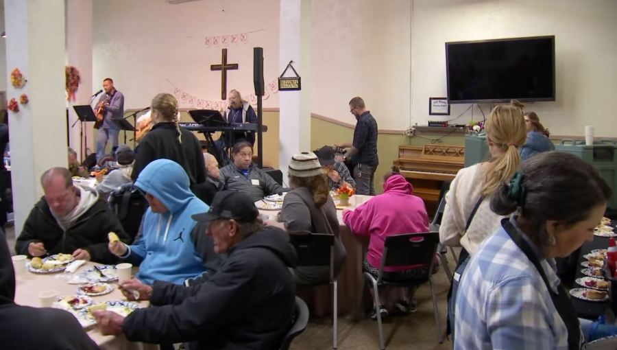 Governor Cox volunteers at Thanksgiving banquet for Rescue Mission of ...