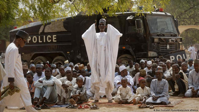 Полиция и силовые структуры могут обеспечить огромную защиту миллионам людей на севере Нигерии, которые разрываются между верностью своей стране и обещаниями жестоких исламистов