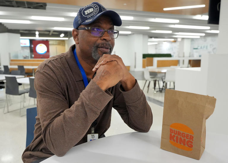 Last food court restaurant in Detroit's Renaissance Center closes
