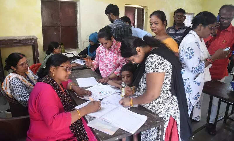 Edu dept calls on students over 18 to volunteer for timely SIR completion