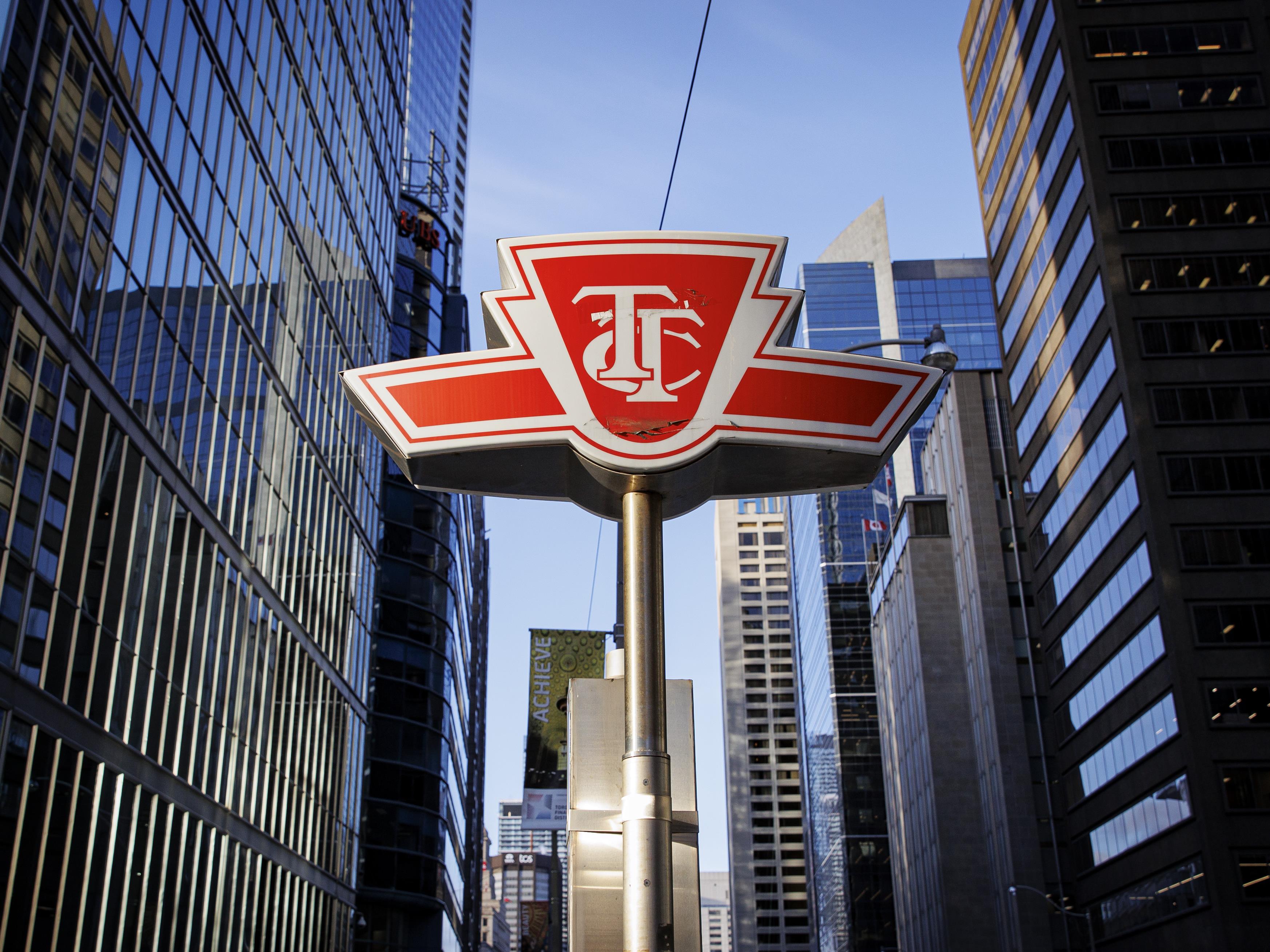 La fin des présentoirs de journaux gratuits dans le métro de Toronto en ...