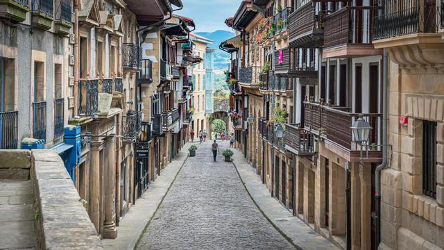 Una ciudad llena de casas de colores que te hará desconectar de la monotonía del día a día