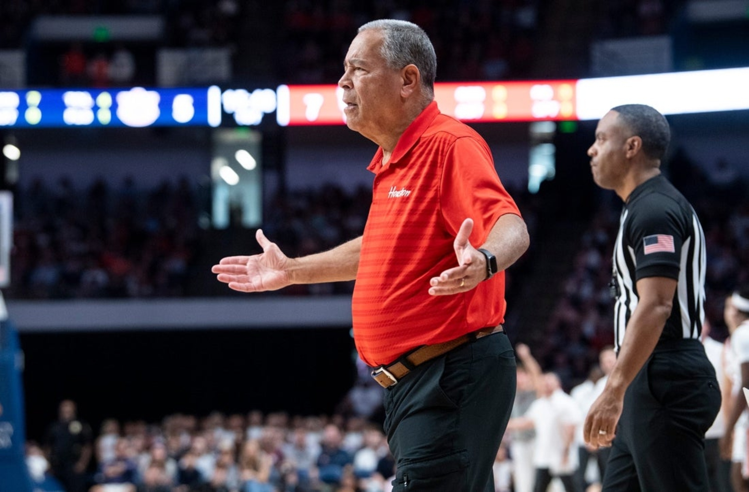 No. 3 Houston starts fast, holds off Notre Dame