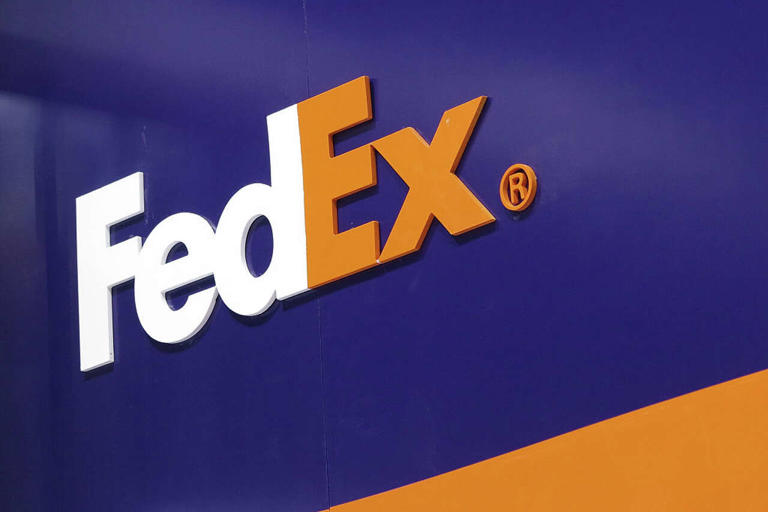 FedEx to close North Texas facility and lay off more than 850 employees