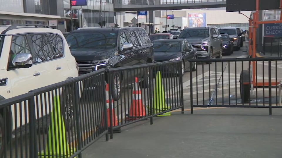Crowds grow at Hartsfield-Jackson as Thanksgiving travel takes off