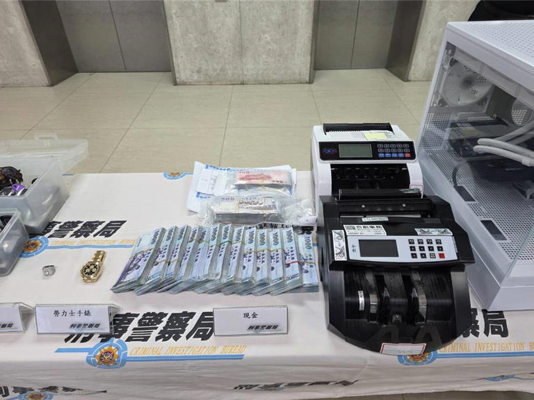 警方查扣到現金180萬9427元、鑽戒、勞力士手表及相關貸款文件等贓證物。（林郁平攝）