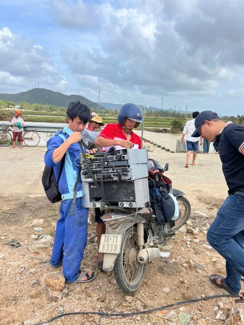 Nối lại mạch thông tin sau lũ