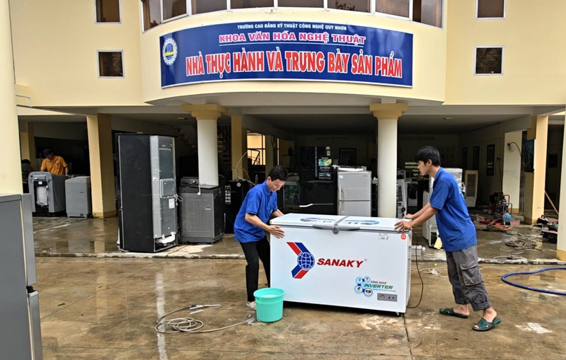 'Xưởng cứu hộ' mở ngày đêm, hồi sinh miễn phí thiết bị chập mạch sau lũ dữ