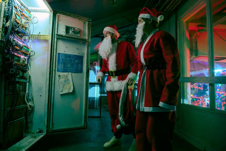 Crítica de ‘Jingle Bell Heist’: Dos desconocidos agraviados traman un crimen de venganza en una amable comedia romántica de Netflix.