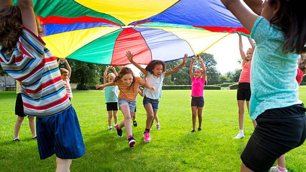 дети играют в подвижную игру на улице летом