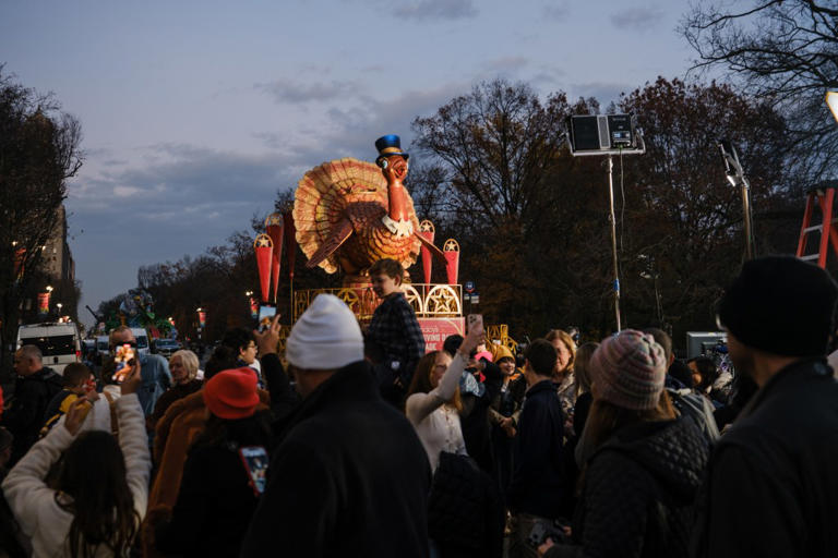 Thousands gather to watch new Macy’s Thanksgiving Day Parade balloons ...