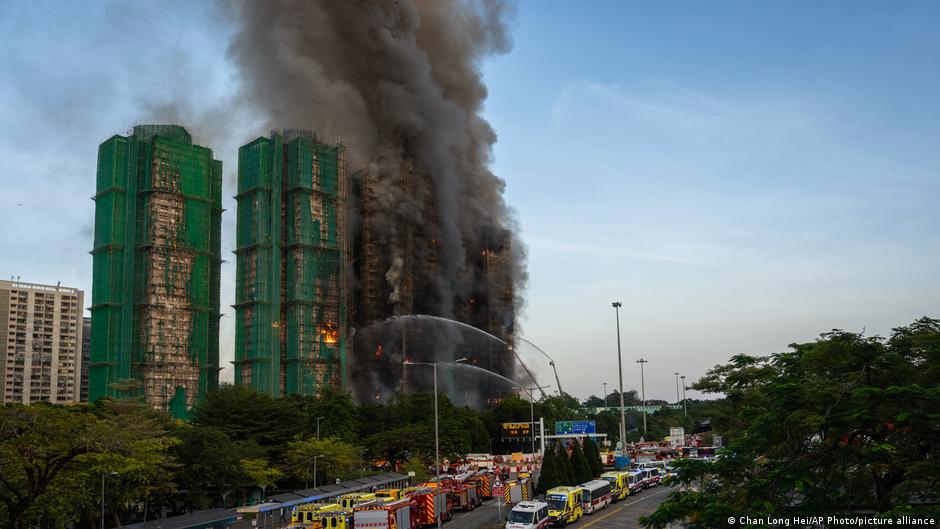 Noch immer schlagen Flammen aus den Gebäuden