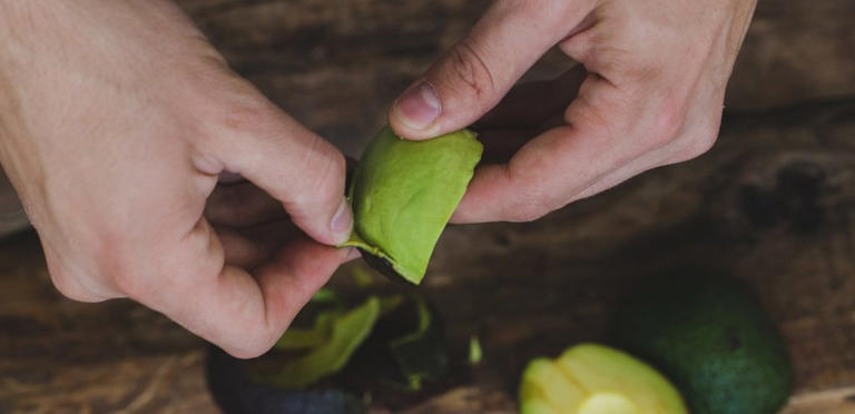 فوائد قشرة الأفوكادو تفوق التوقعات