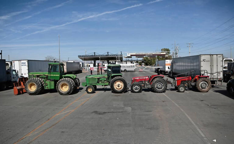 Agricultores y transportistas bloquearon el puente internacional Zaragoza-Ysleta, donde colocaron maquinaria agrícola frente al acceso al cruce internacional para no permitir el flujo de ningún vehículo público o privado. Foto: Christian Torres / EL UNIVERSAL