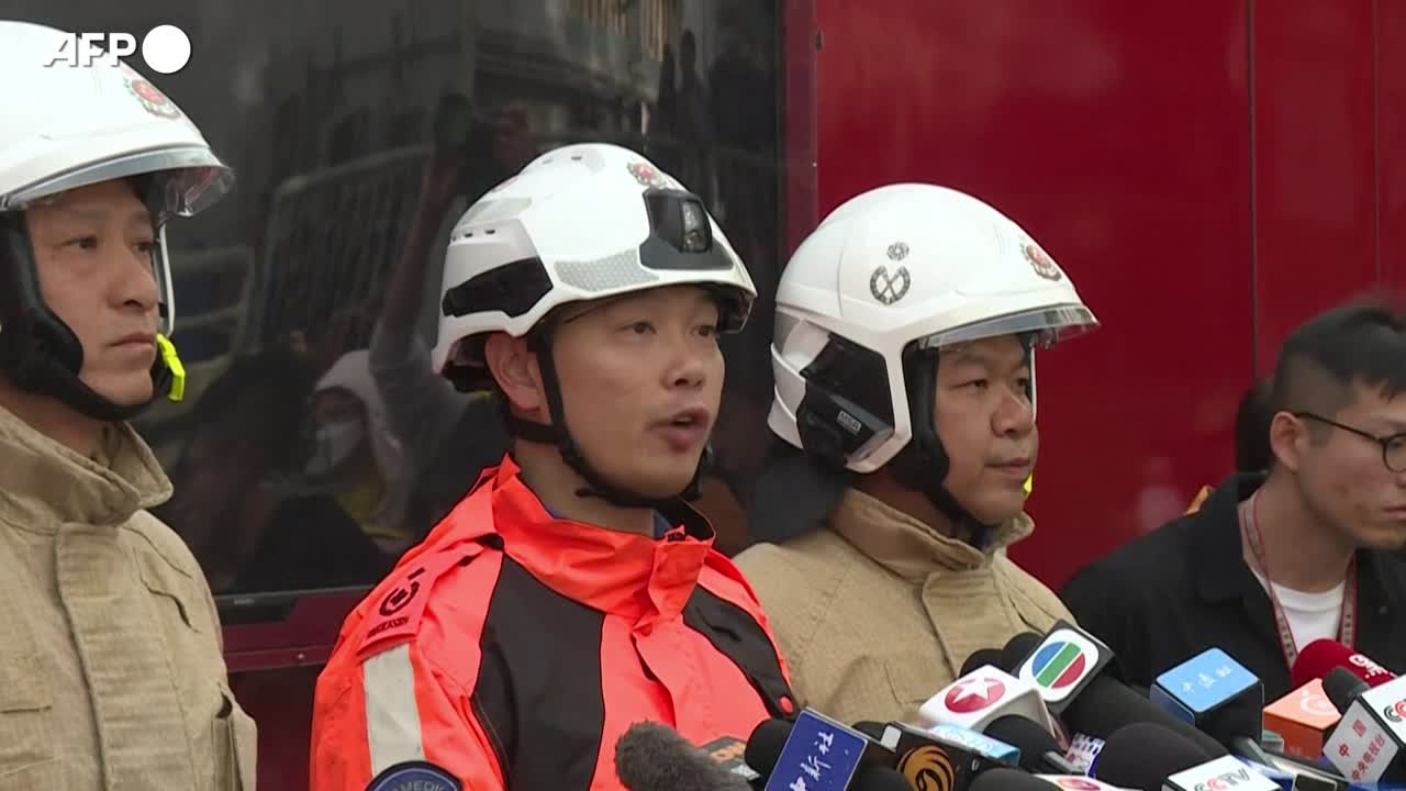 Sale il bilancio dei morti per il maxi rogo di Hong Kong
