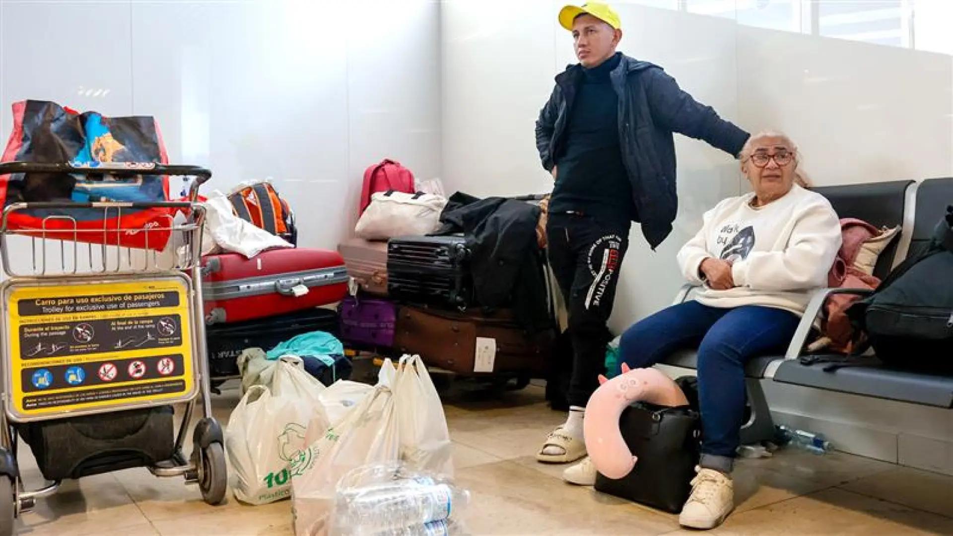 Pasajeros varados en Barajas tras la cancelación de vuelos a Venezuela ...
