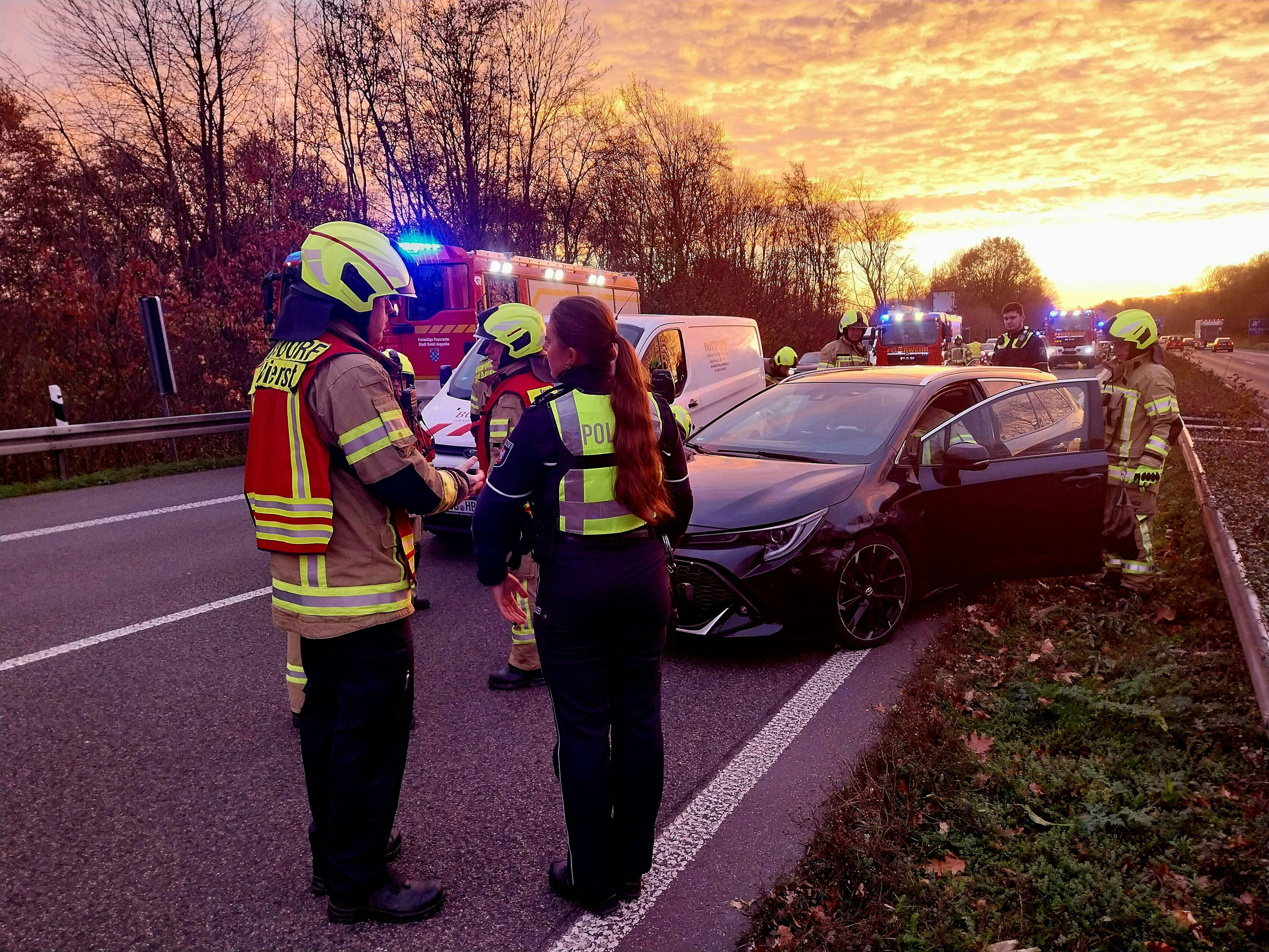 Schwerer Unfall auf A560: Person in Auto eingeklemmt