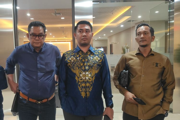 Koordinator Aliansi Rakyat Anti Hoaks (ARAH) M. Iqbal (tengah) bersama rekannya, Salman Alfarisi (kanan), memberikan keterangan usai menghadiri undangan klarifikasi terkait pengaduan terhadap politikus PDI-P Ribka Tjiptaning di Bareskrim Polri, Jakarta, Kamis (27/11/2025).
