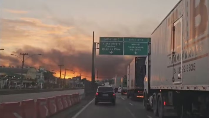 Rio tem tiroteio pelo 2º dia consecutivo; operação fecha Avenida Brasil e afeta circulação de trens