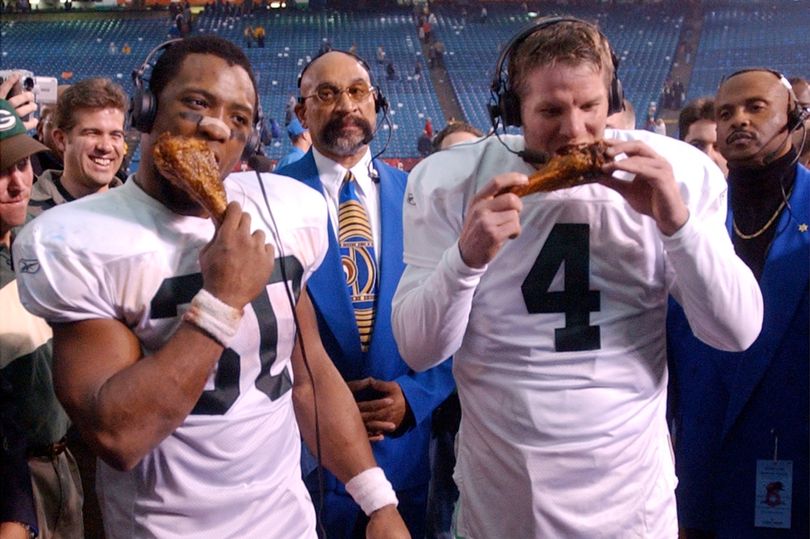 10 legendary NFL players enjoying Thanksgiving Turkey leg as tradition ...