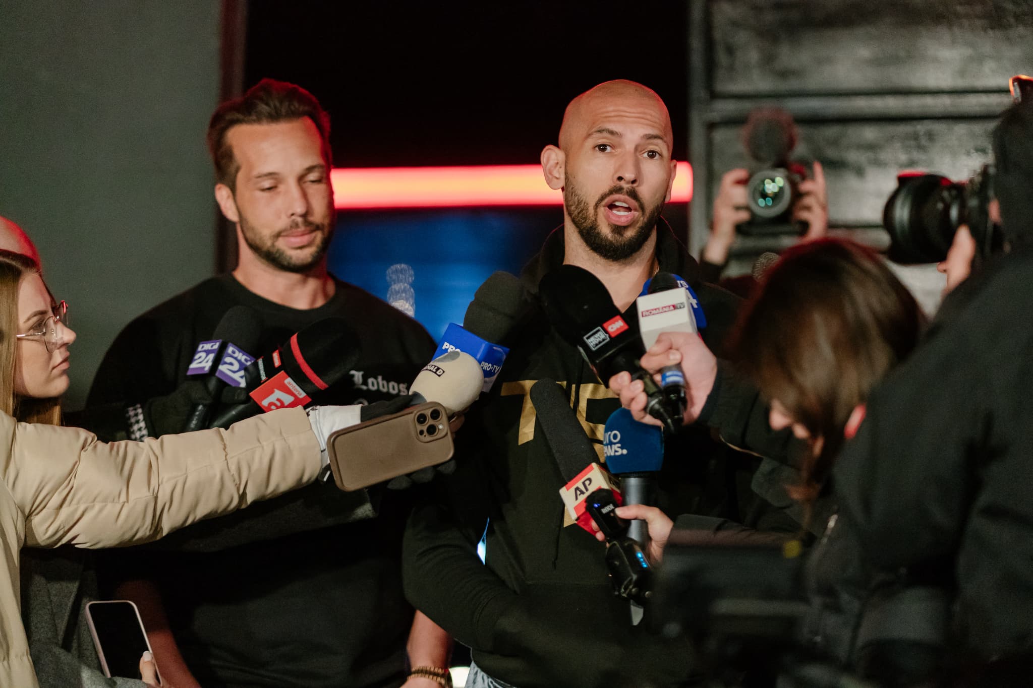 L'influenceur masculiniste Andrew Tate et son frère Tristan arrêtés à Miami à la demande du Royaume-Uni