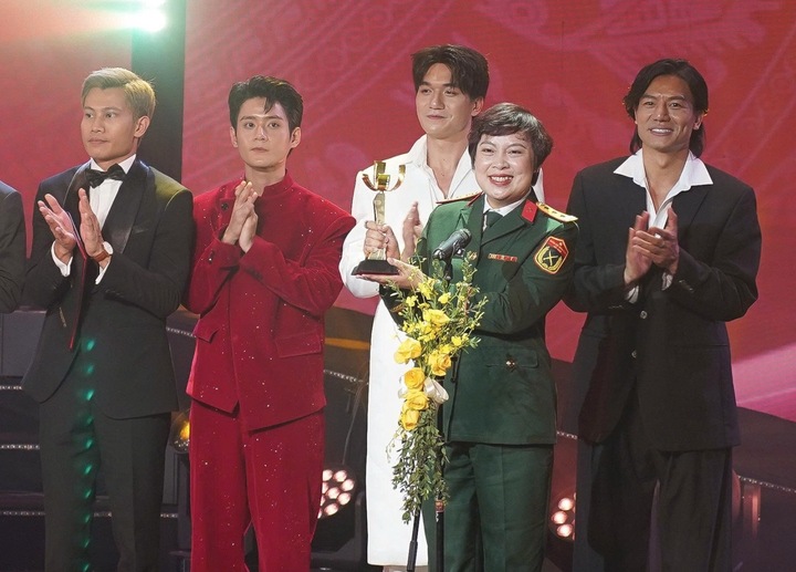 'Mưa đỏ' giành giải Bông sen vàng tại Liên hoan phim Việt Nam lần thứ 24