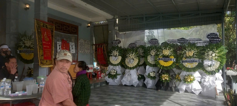 Gia đình làm đám tang theo truyền thống địa phương cho em Đ.