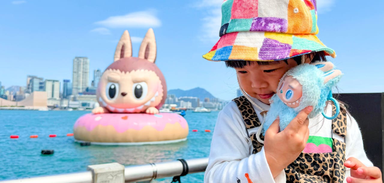 Weltweites Phänomen: Labubu-Puppe vor einer riesigen aufblasbaren Variante in Hongkong