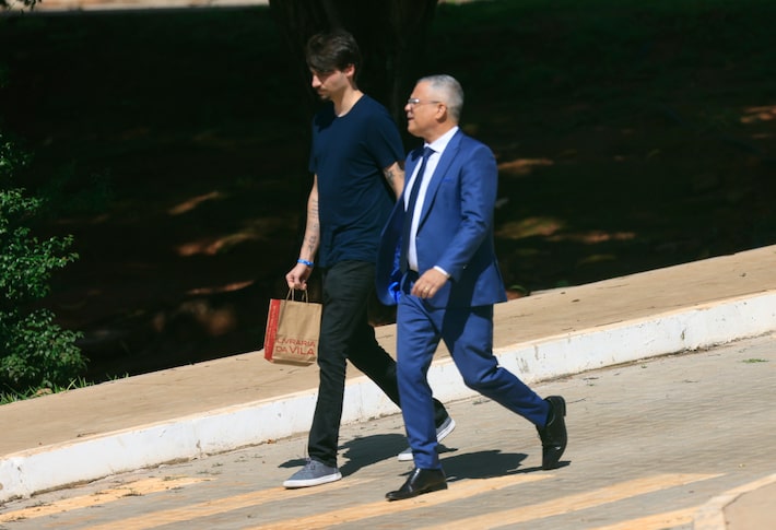 Bolsonaro recebe visita de Michelle e Jair Renan, que leva caça-palavras para o pai na PF