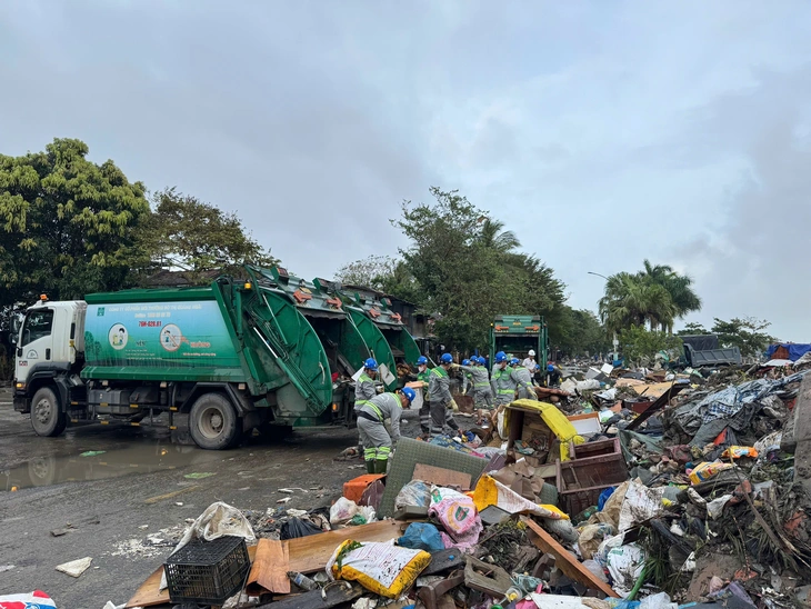 Đắk Lắk đề nghị TP.HCM hỗ trợ 50 xe thu gom, vận chuyển rác sau lũ