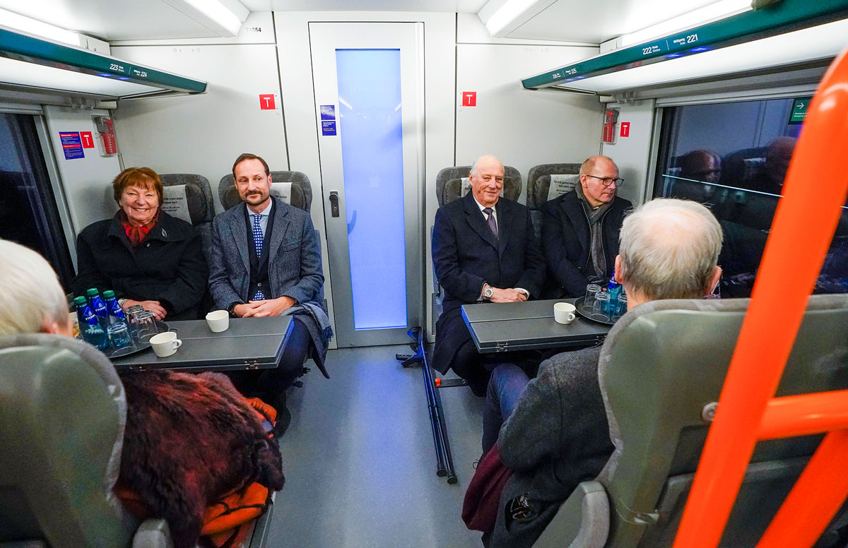 Ordfører i Oslo, Marianne Borgen, kronprins Haakon, kong Harald, konsernsjef Bane NOR, Gorm Frimannslund og statsminister Jonas Gahr Støre deltar på åpningen av Follobanen i 2022. Foto: Lise Åserud / NTB / POOL